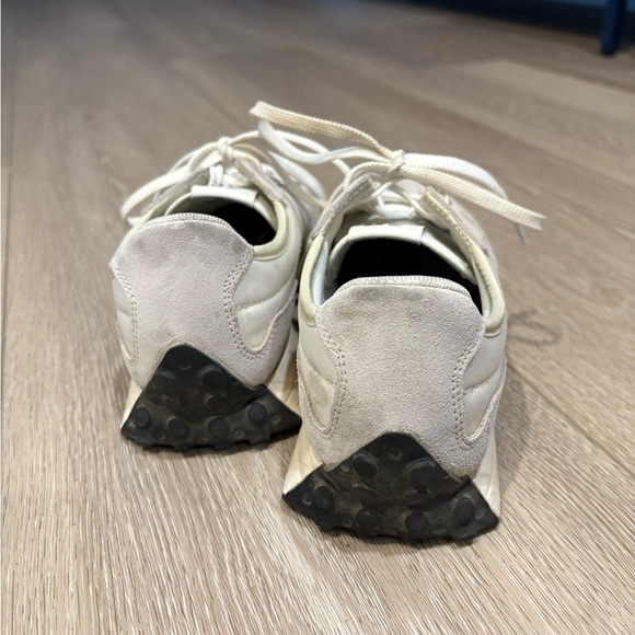 Big Kid New Balance 327 - size 5 (women’s 7) - Picture 5 of 8